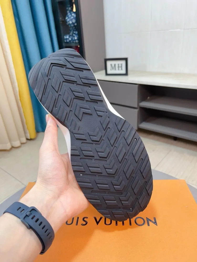 Men's shoes💰458🌸🌸【LV】Louis Vuitton🔍Top Purchasing Agency🇮🇹 Lu Street Fashion God's new sports shoes are coming and are on sale at the counter simultaneously. Original factory configuration, original cowhide fabric imported from Italy, high-quality embossed splicing complex process, sports fashionista, imported water-dyed sheepskin lining, sole: Wang Yuan factory specializes in original sole super comfortable, original factory follow-up goods 🔍🔍High quality, you can enter and leave the counter at will, welcome to compare and synchronize with the counter, code number 38-44, 45 customized
